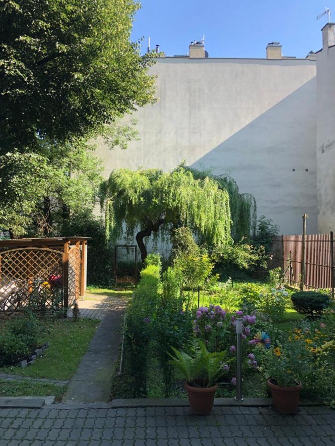Studio Z Ogrodem Przy Starej Zajezdni Cracovia Exterior foto